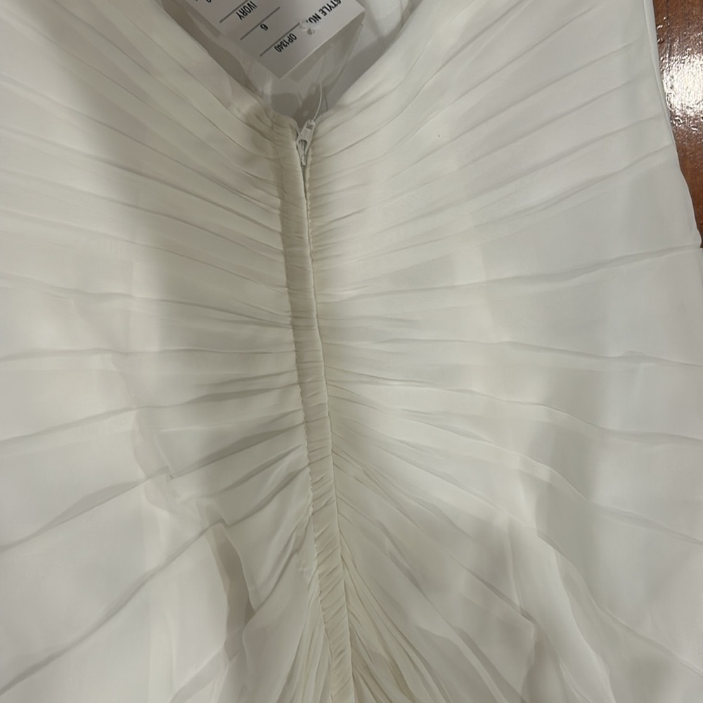 David’s Bridal - Brand New Wedding Gown - Size 6 CG - Picture 4 of 11